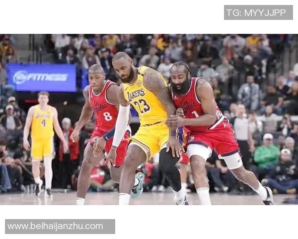 热火与湖人激战正酣最后时刻谁将投中关键三分球决定胜负